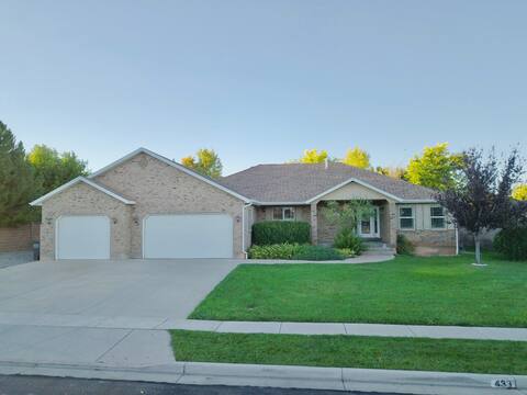 Huge immaculate home! Memories await!