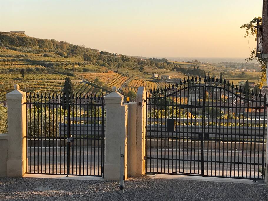 Vista dal cortile e parcheggio