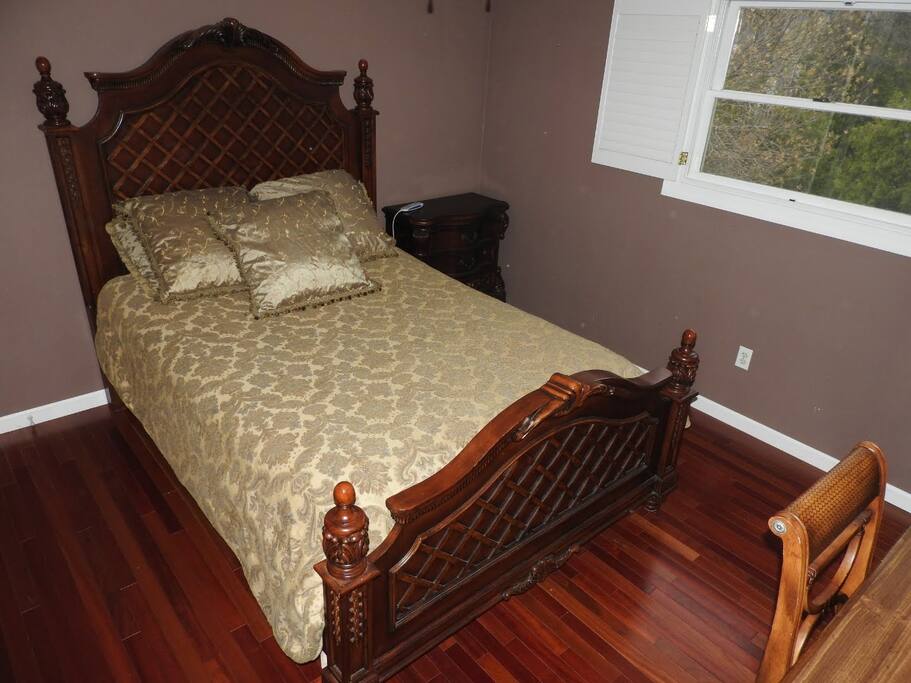 Bedroom 1 - Queen Bed w/Tempur-Pedic adjustable base