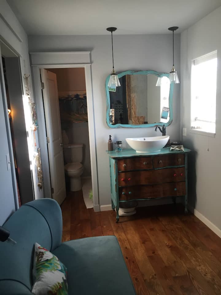 glavna spavaća soba s toaletnim stolićem i malim prostorom za sjedenje