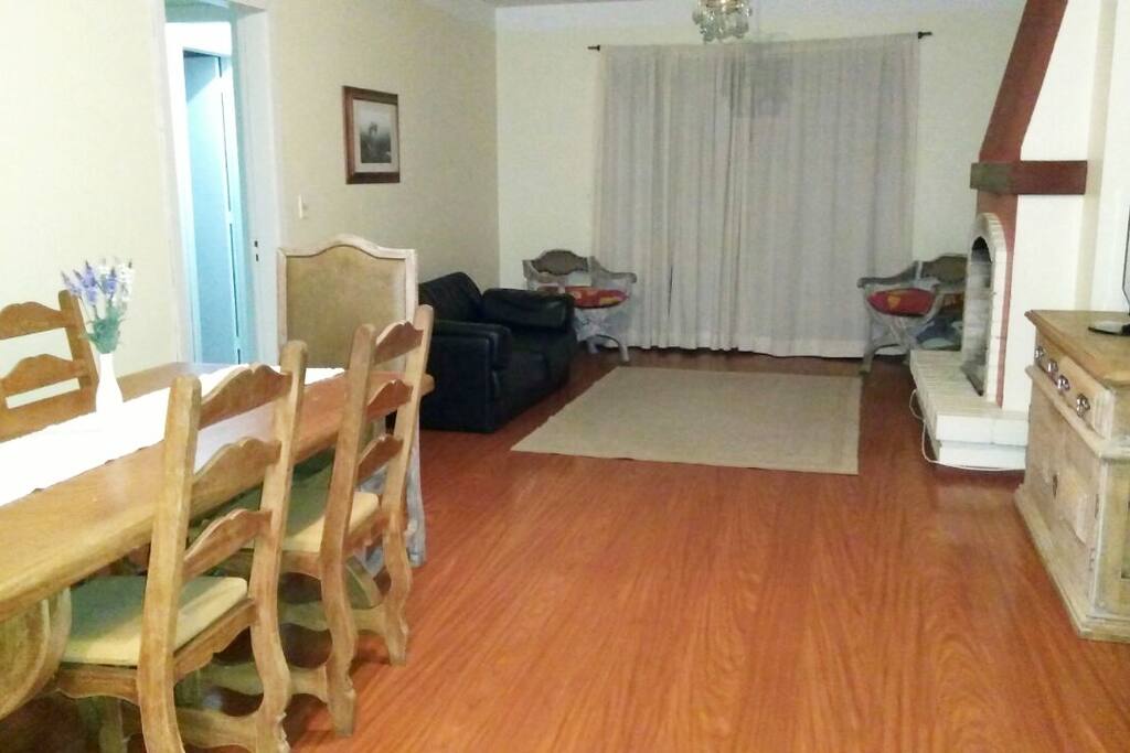 Sala de jantar, sala de estar com lareira e sacada.