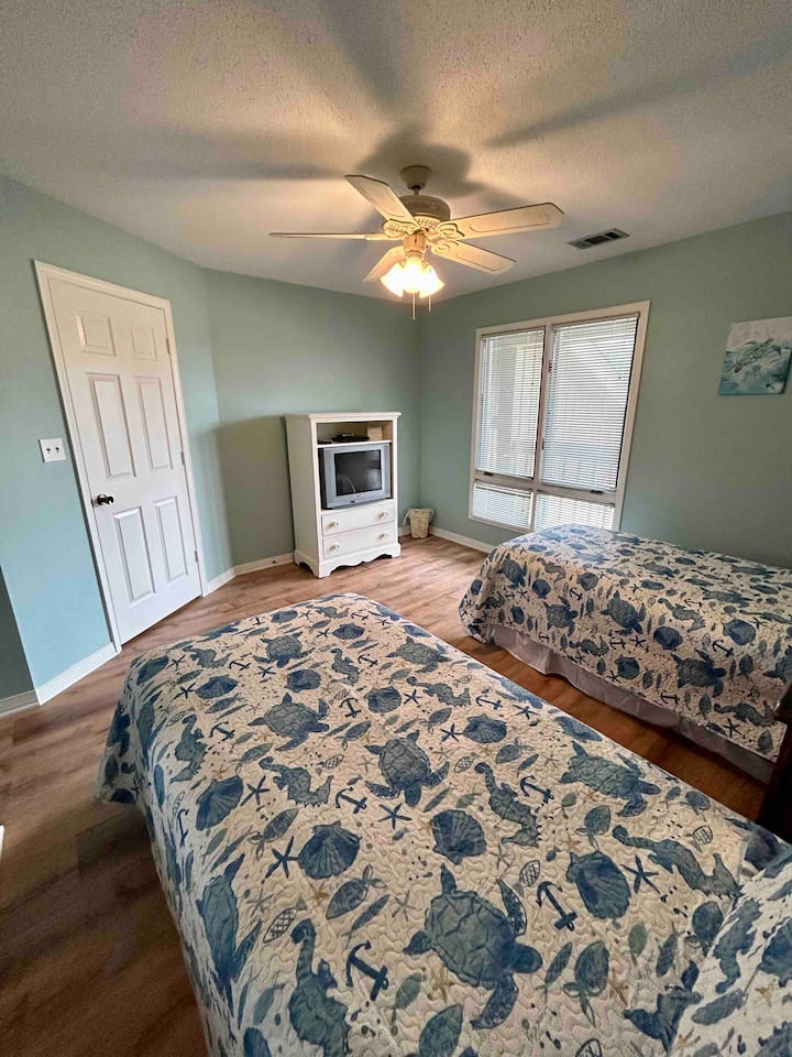 主楼层卧室有两张单人床。