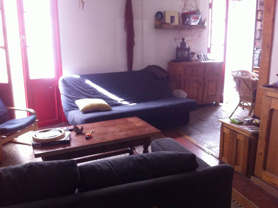 Salon chaleureux, plusieurs canapés.