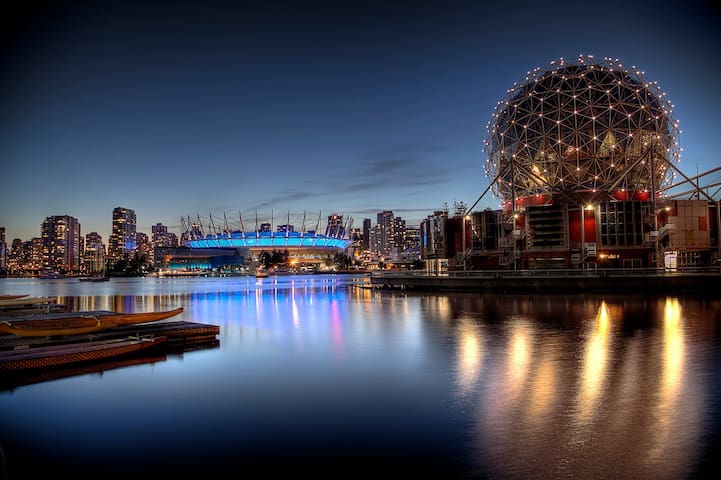 Outstanding views! Free parking.pool A/C Licensed gallery image 4