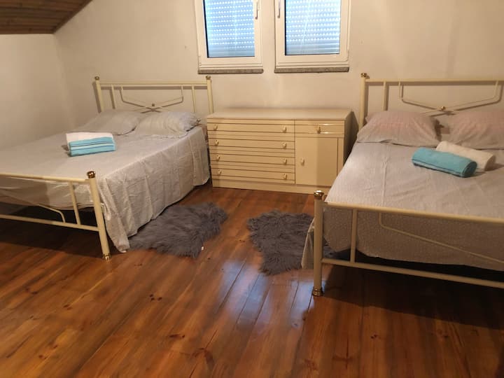 Spálňa s 2 manželskými posteľami