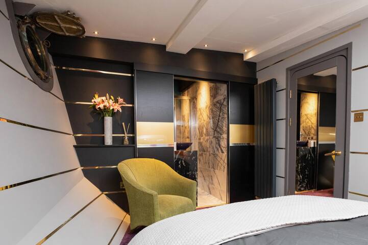 130ft Classic Yacht near Man Utd & Media City gallery image 5