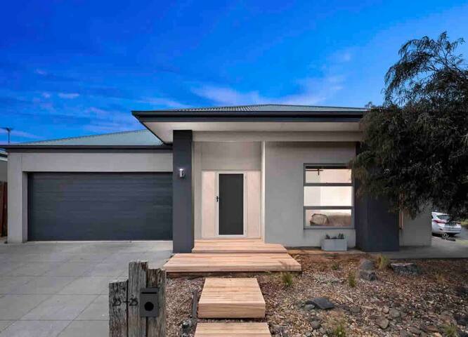 Beachy 5 Bedroom House gallery image 2