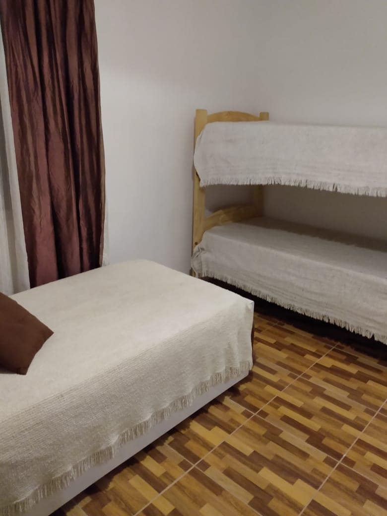 Ოთახი ორსართულიანი საწოლით და მეზღვაურის საწოლით. ფართო კარადა. 