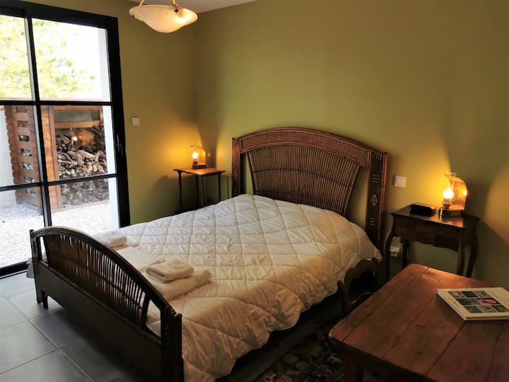 Საძინებელი 1 - პირველ სართულზე - საწოლი 160 სმ