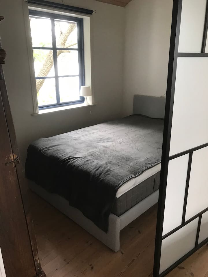 Camera da letto con un letto da 140 cm