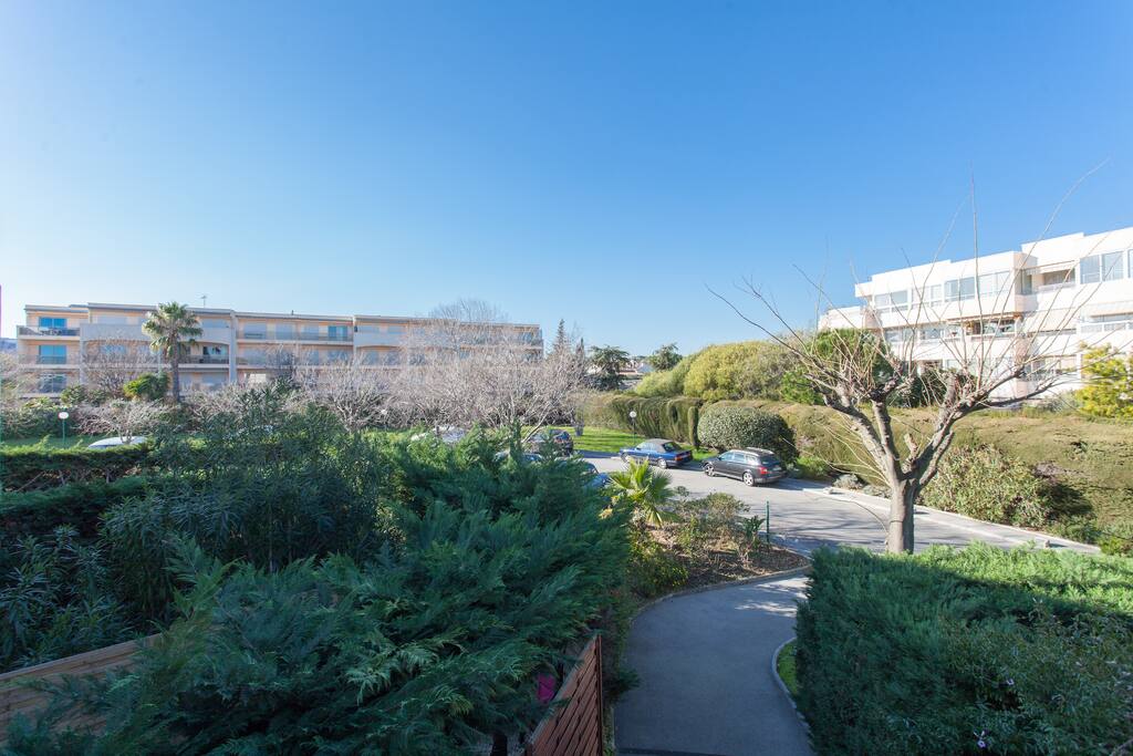 Le parc de la résidence et le beau ciel bleu permanent d'Antibes