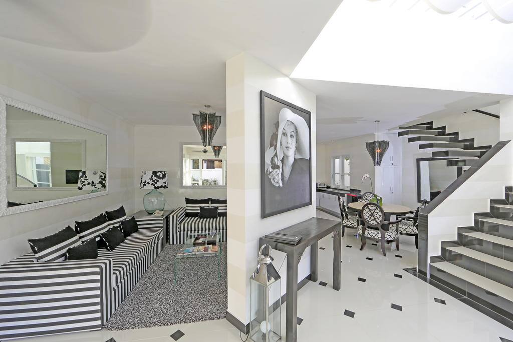 Downstairs living room, dinning room and kitchen