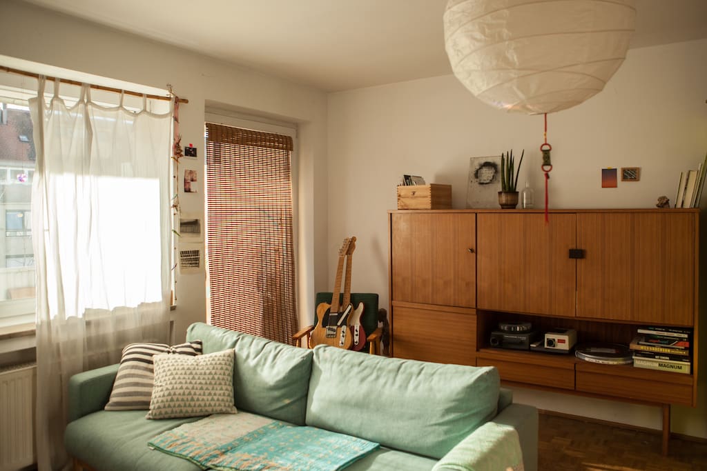 Sunny living room with access to the balcony.