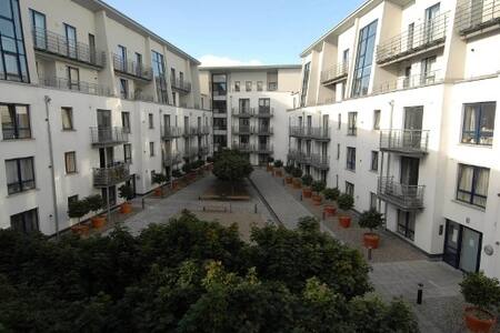 Modern & central en suite room, WiFi,parking space