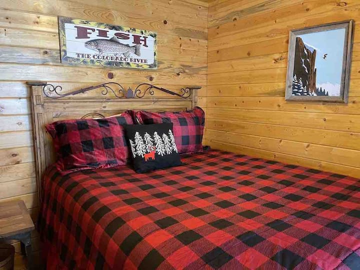 Соба за елени
Прв кат /излезна спална соба во подрум со брачен кревет (широк 150-179 см) и тавански вентилатор. Се соочува со езерото Сан Вели.