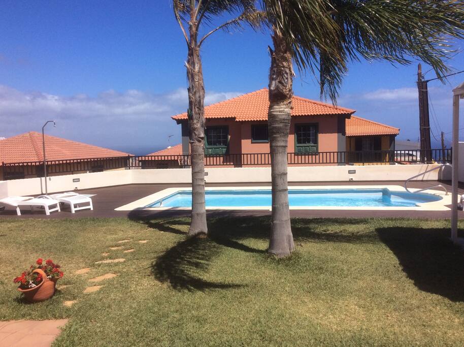 Jardines exteriores y piscina.