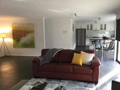 AJ's Home, modern & quiet location.