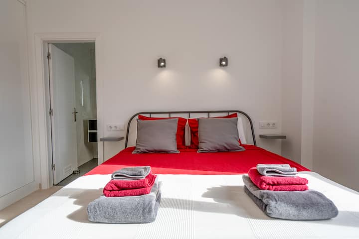 The master bedroom is very bright and spacious. It has a big build in wardrobe and a en suite bathroom. Of course we will provide towels and bedlinen for you.