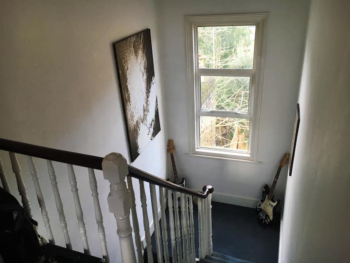 CAGE D'ESCALIER JUSQU'À LA CHAMBRE