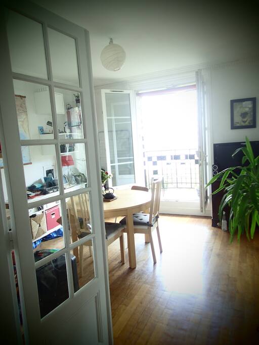 Salle à manger. Table extensible. Balcon plein sud avec petite table.
-
Dining room
Extensible table.
Sunny balcony with a tiny table.
