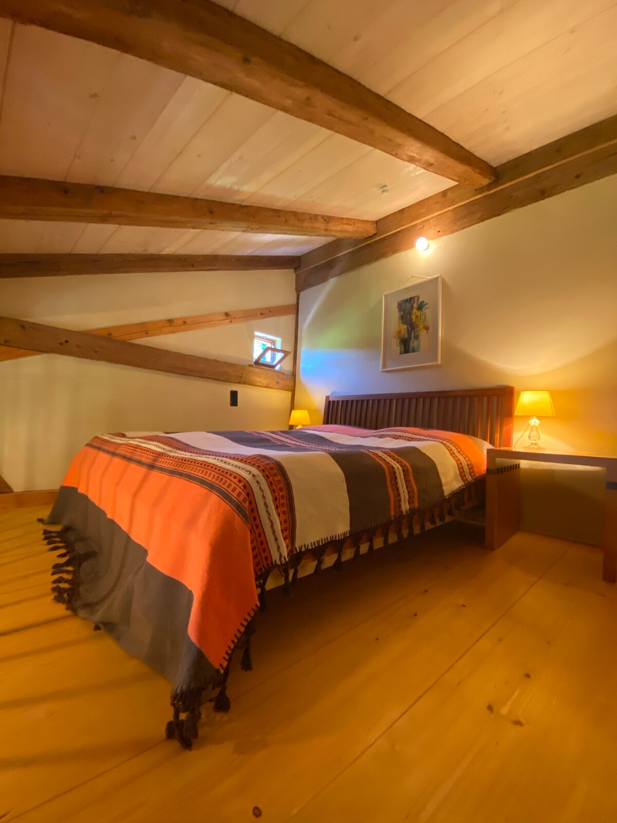 Საძილე გალერეა ორადგილიანი საწოლით.