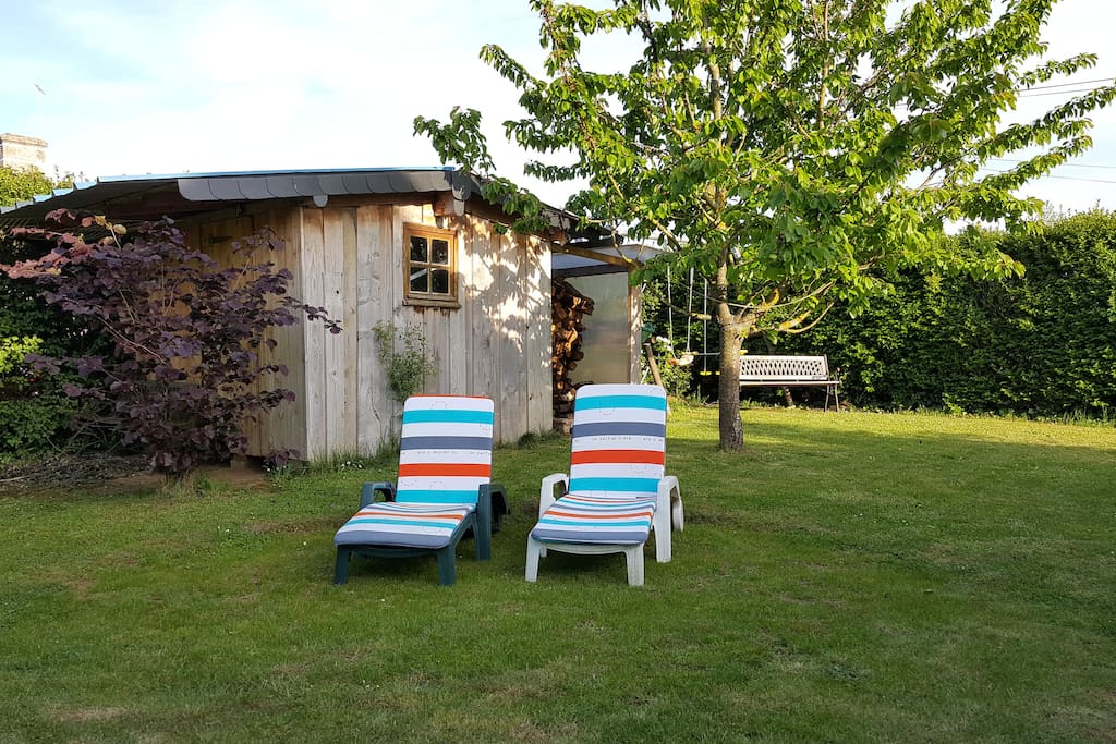 Jardin privatif et chaises transats de soleil à la disposition de nos hotes
