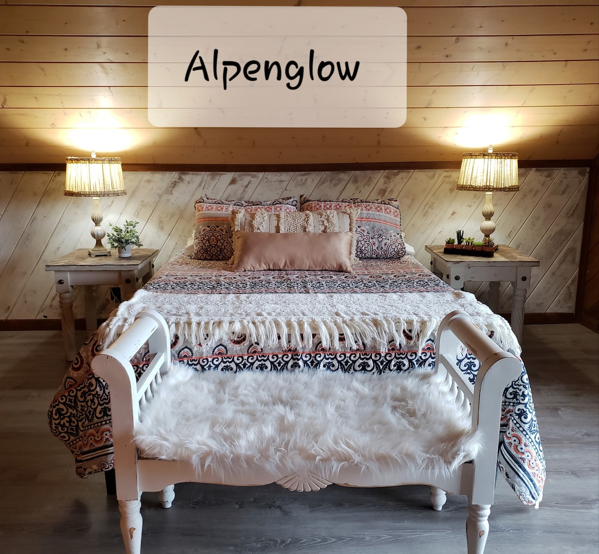 Ova prostrana soba za goste uređena je u boemskom stilu.  Ovo je najveća soba za goste s gotovo 300 stopa četvornih.  Radni stol/umivaonik je  uključen u prostor i vaš privatni balkon s pogledom na San Juans/Mt. Sneffels.  