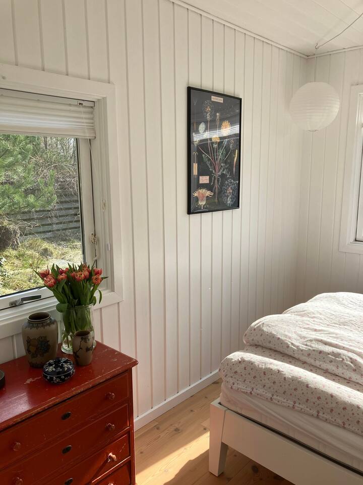 Dhoma # 1 me krevat dopio. Krevat fëmijësh për fundjavë/krevat fëmijësh për vizitorë të vegjël (0-4 vjeç) është i disponueshëm. 