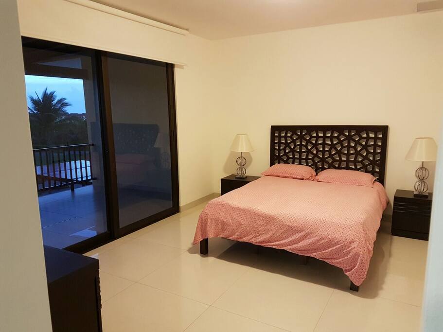 Cuarto Principal con Balcon vista a Piscina Privada y Lago