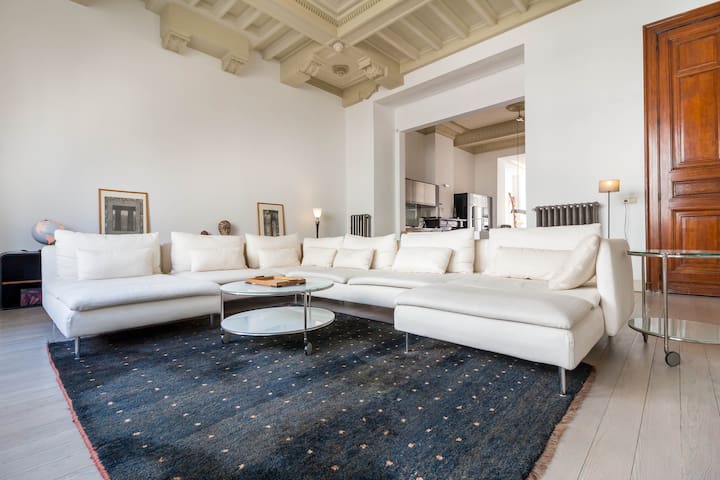 Classy and spacious 19th cent loft with terrace. gallery image 3