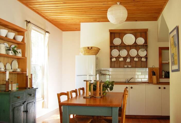 Riverbank Cottage Allenvale gallery image 2