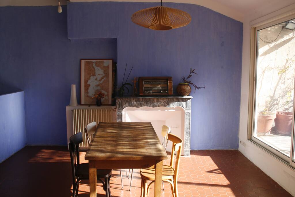 Salle à manger donnant sur la terrasse.