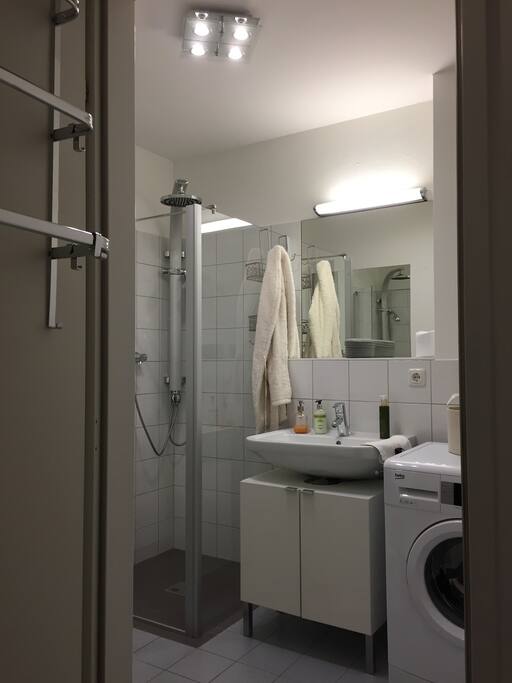 Bad inkl. großer Dusche, Waschtisch und Waschmaschine (Trockner im Haus)