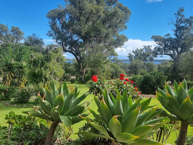 Estuary water views 4bedroom home with pool