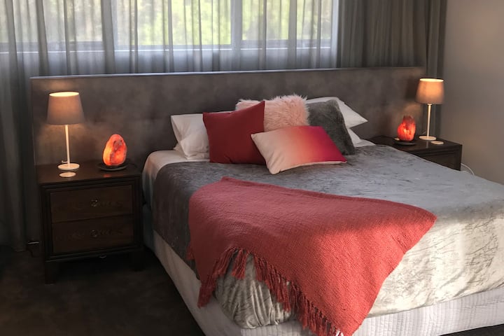 Hlavná spálňa - na poschodí.  Má vlastnú kúpeľňu a WC