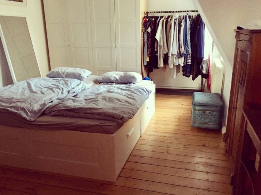 Schlafzimmer mit einem 1,80m breiten Bett