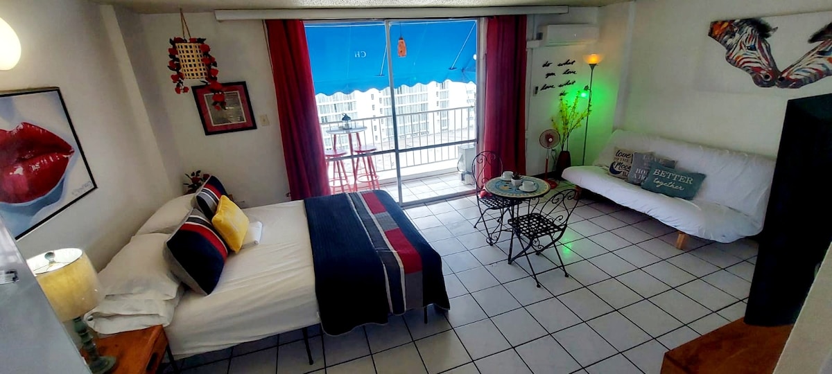 Matrac s pamäťovou penou veľkosti Awsome Queen urobí váš zážitok so spaním úžasný!!! K dispozícii je rozkladacia pohovka plnej veľkosti.  Porovnajte to s mnohými ďalšími.. !!

www.airbnb.com/p/vacation-in-pr 
( San Juan Metro , Isla Verde Carolina )