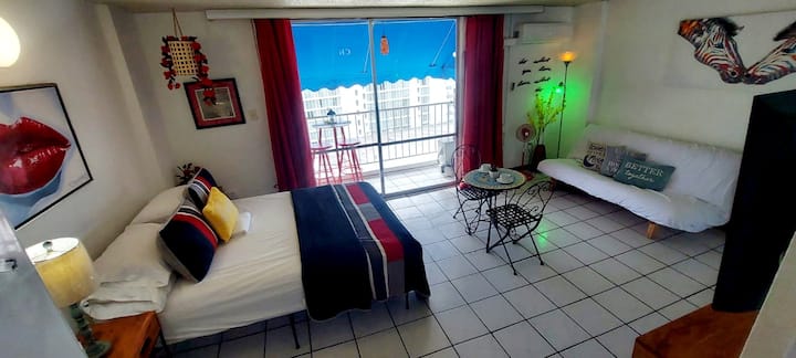 The Awsome Queen Size Memory Foam Gel Gel Matress do ta bëjë përvojën tuaj të gjumit më të mrekullueshme!!! Plus krevat divan me madhësi të plotë Futon në dispozicion.  Krahasoje këtë me shumë të tjerë.. !!

www.airbnb.com/p/vacation-in-pr 
(Metro San Juan, Isla Verde Carolina )