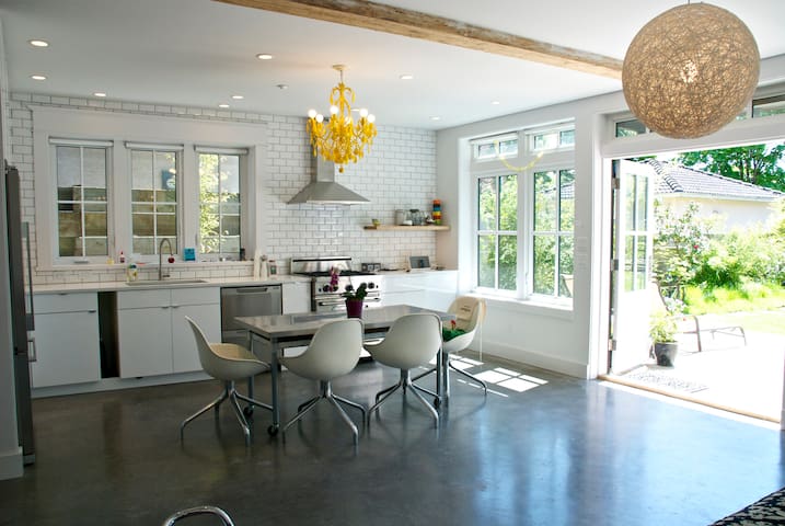 Modern Architectural lakeside Home On The Park