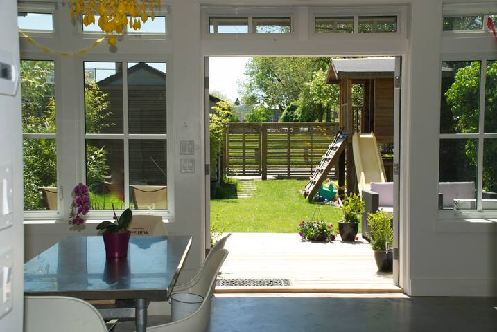 Modern Architectural lakeside Home On The Park gallery image 5