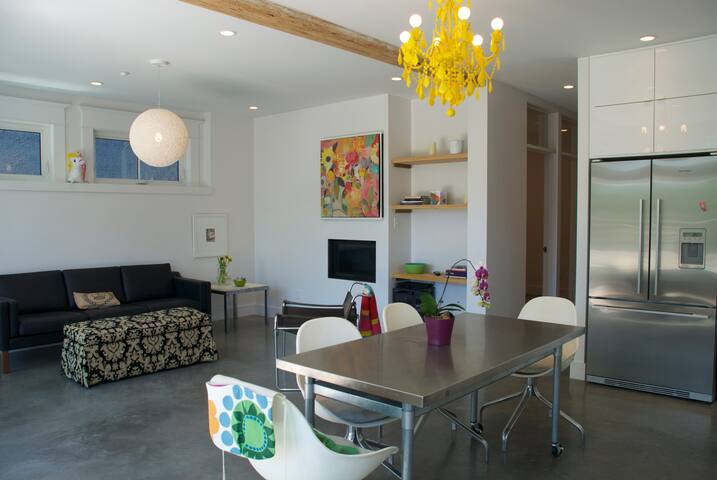 Modern Architectural lakeside Home On The Park gallery image 2