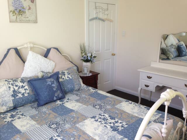 Gumleaf Cottage Farmstay Farm Stays For Rent In Hovea Western