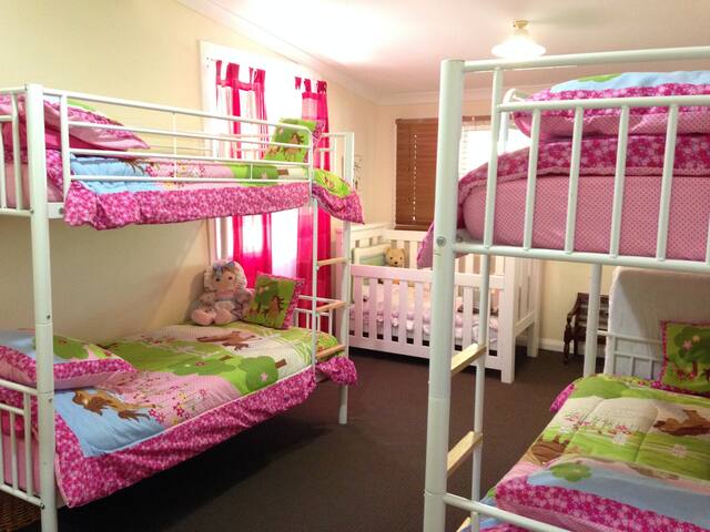 Gumleaf Cottage Farmstay Farm Stays For Rent In Hovea Western