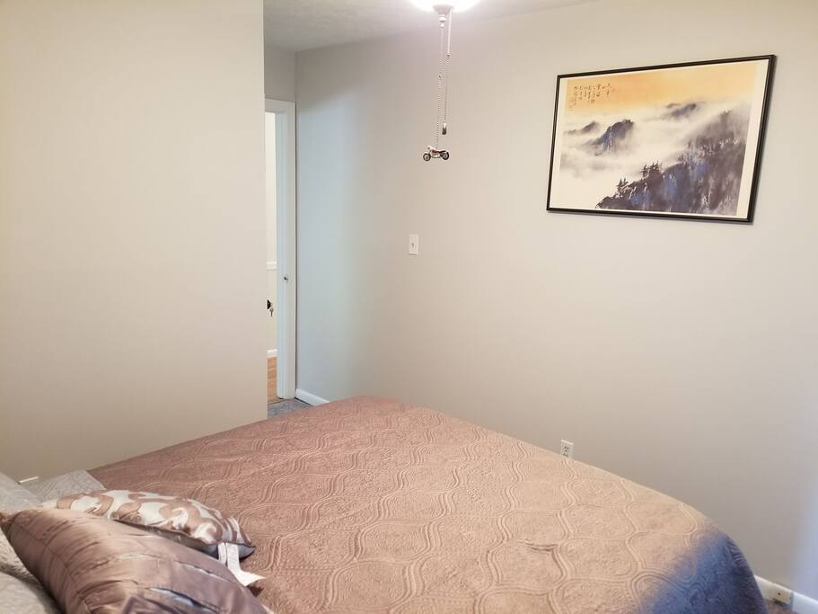 A cozy room with an inviting queen bed.