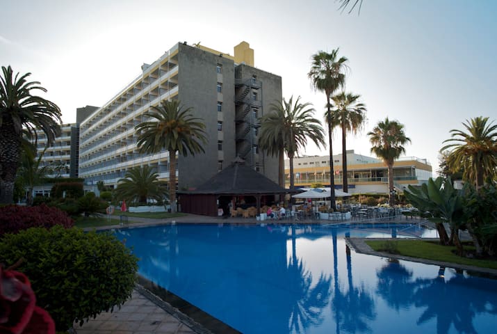 Studio: sea views & swimming pool