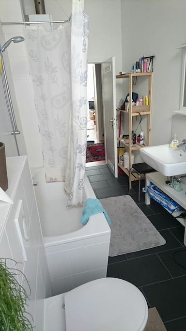 Bad mit Badewanne