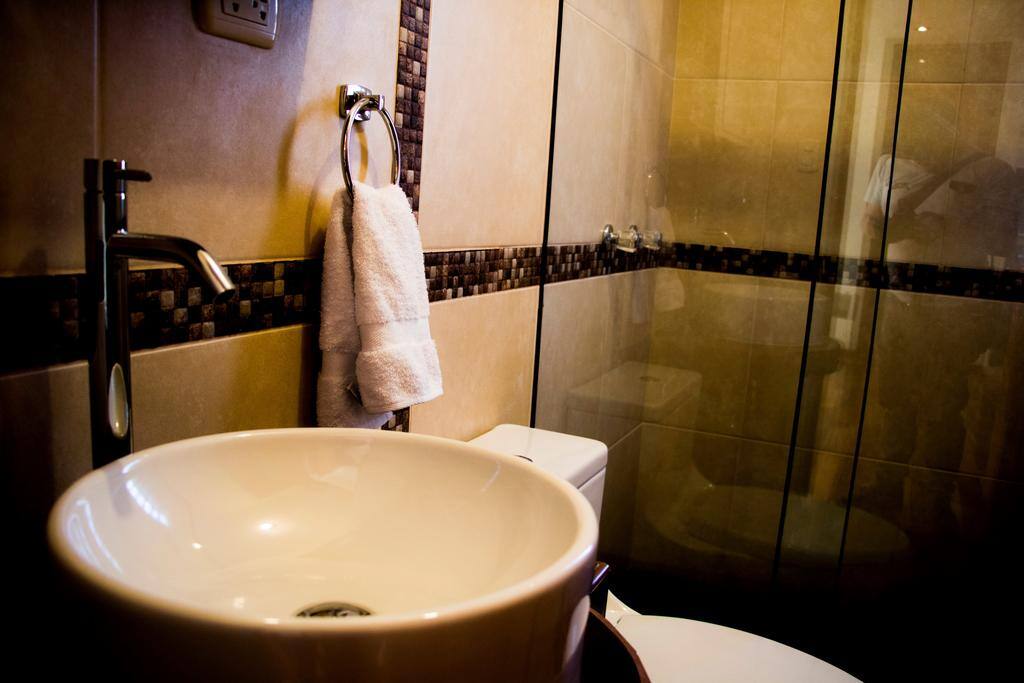 Baño privado en las habitacion principal.
