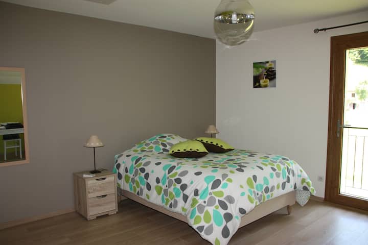 Საძინებელი №4, რომელიც გადაჰყურებს ქალაქგარეთ, ორადგილიანი საწოლი