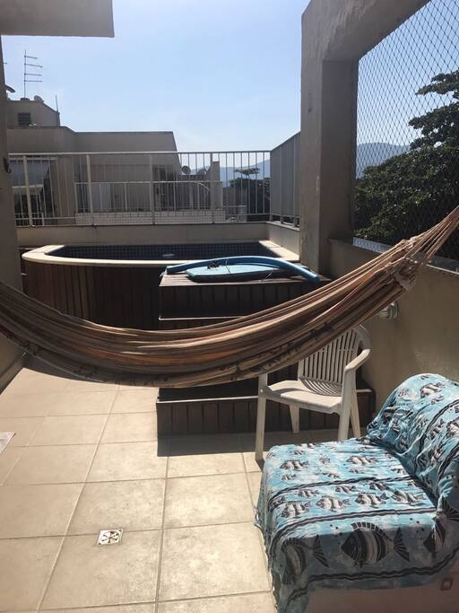 Terraço privativo, com piscina, ducha e churrasqueira.
Sem vizinhos, indevassável.