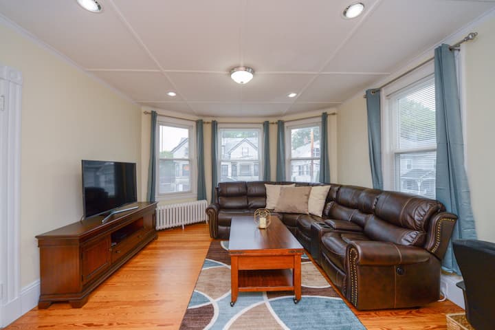Huge & Clean 5 BR/2BA - 15 mins to Boston